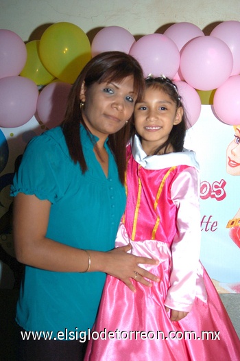 14112009 Astrid Anette Gómez Esparza lució como princesa en su quinto cumpleaños junto a su mamá Perla Esparza Ochoa.