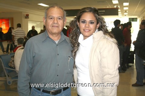 14112009 Arturo García recibió a su hija Liz, al llegar de la Ciudad de México.