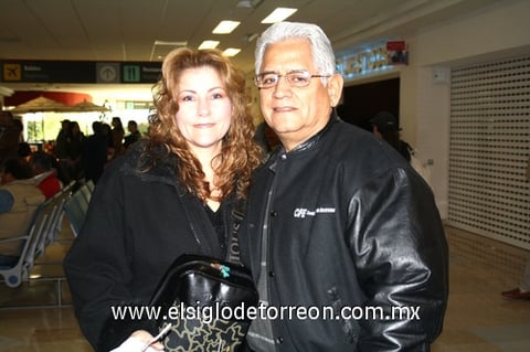 14112009 Rumbo al DF viajaron Julia Oliveros y Guillermo Flores.