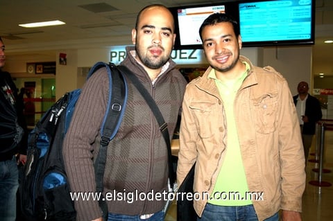 14112009 Víctor Calderón y Rogelio Guzmán momentos antes de abordar su avión que los llevaría a la Ciudad de México.