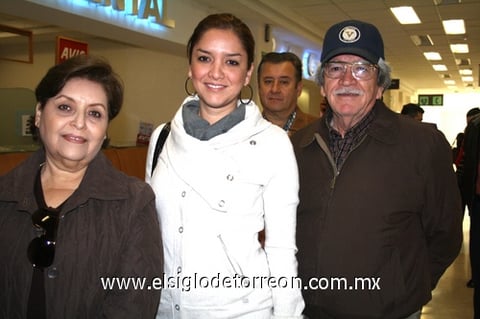 14112009 Lorena Magallanes viajó a la Ciudad de México, y fue despedida por sus papás, Eva y Manuel.