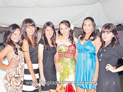 06112009 Muy contenta lució Karla Valeria durante la celebración de sus quince años, y estuvo rodeada de sus familiares y amistades allegadas. Las amigas de Karla Valeria estuvieron presentes en su fiesta.