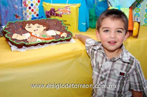 06112009 Antonio Calleja Diz apagó tres velitas de su pastel.