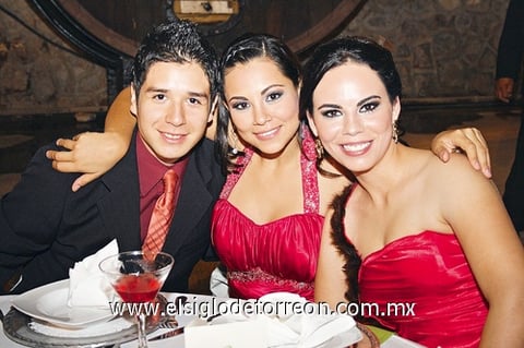 06112009 Disfrutan. Sergio Tinoco, Cecy Gutiérrez y Cristy Hernández.