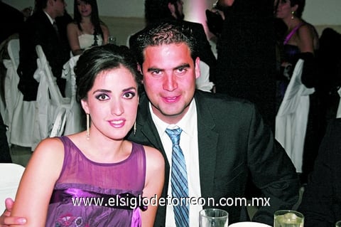 06112009 Brindan por los novios. Claudia y Enrique Gallegos.