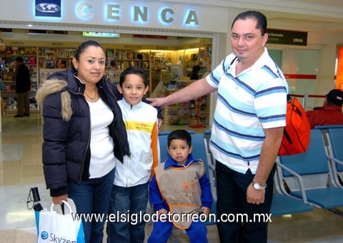 16112009 Viaje de placer. Aracely Galindo viajó a la Ciudad de México y fue despedida por su esposo Antonio Martínez y sus hijos Alberto y Antonio.