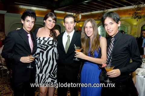 11112009 En la recepción. Aarón Juárez, Gabriela Saldaña, Pablo Juárez, Ana Martha Legorreta y Omar Juárez.