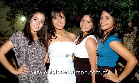 10112009 Stephy Estrella, Andrea Castañeda y Sofy Mourey festejando el cumpleaños de Melissa Villarreal en días pasados.