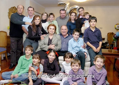 11112009 Alegre cumpleaños número 70 recibió el señor José Antonio, quien lució acompañado de su esposa, hijos y nietos.