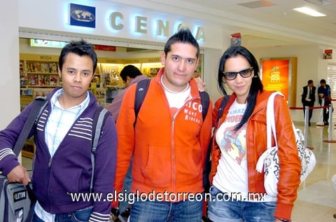 10112009 Visitantes. Abraham Rodríguez, Jorge Aguilar e Ivette Hernández llegaron para presenciar la inauguración del nuevo estadio de futbol.