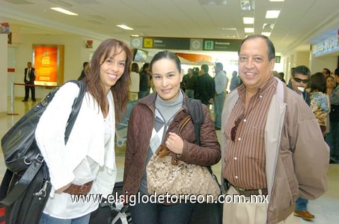 10112009 Ciudad de México. Adriana Ibarrola y Tony Regalado llegaron a Torreón para estar presentes en la inauguración del TSM y fueron recibidas por Gustavo de Villa.
