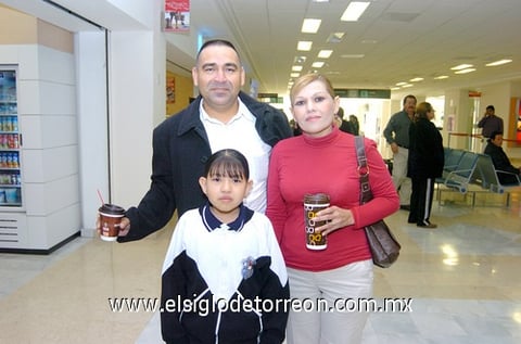 10112009 Berlín. Reynaldo Pinco fue despedido por su esposa Claudia y su hija Marian Pino Gutiérrez.