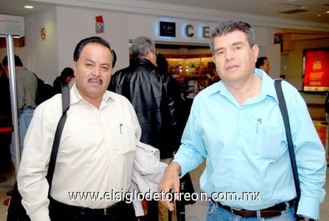 11112009 Chihuahua. Alfredo Martínez y Pablo Velarde, quienes viajan para cumplir con trabajo.