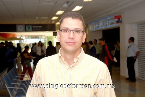 11112009 México. Héctor Rodríguez Núñez, viaja por cuestiones de trabajo.