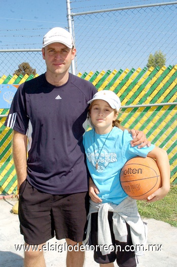 12112009 Roberto Martínez junto a su hija María José Martínez.