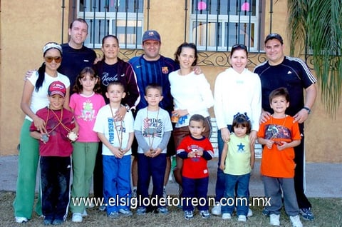 12112009 Familia estudiantil. Claudia, Ramón, Ana, Daniel, Emilio, Tomás, Tomás Jr., Silvia, Carmen, Ricardo, Ricky, Valentina, Anita y Dani.