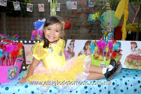 13112009 Aleny Constanza Esquivel Silos, captada en su fiesta de cumpleaños.