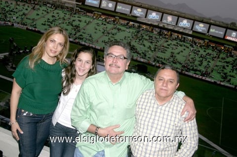12112009 Alberto, Ruth, Ángela y Armando Navarro Pastrana.  EL SIGLO DE TORREÓN / ANNEL SOTOMAYOR RUIZ