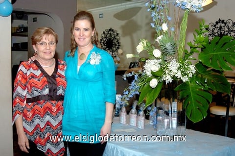 13112009 Ángela García de Alba de García junto a su mamá María Esther Hiriart de García de Alba, organizadora de su fiesta de canastilla.