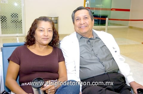 12112009 En espera. Verónica Luviano y Javier Holguín, en espera de su hija que llegaría de la Ciudad de México.