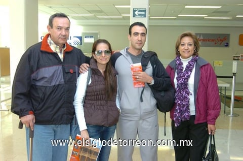12112009 Cancún. Tere Ramírez y Miguel Ángel Compeán se fueron a disfrutar de su luna de miel y fueron despedidos por Ernesto Compeán y Nora Ramírez.