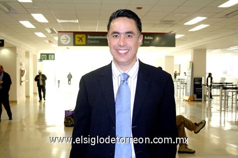 13112009 México. Guillermo Anaya partió a la capital del país para asistir a sesión de trabajo.
