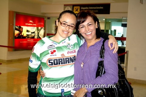 13112009 Distrito Federal. Irma Ríos acompañada de su mamá Irma Valdés.