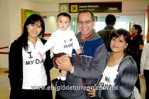 13112009 Mexicali. Edmundo Barrientos llegó y lo recibieron Cinthia Barrientos, Jesús Holguín y Yolanda Aguirre.