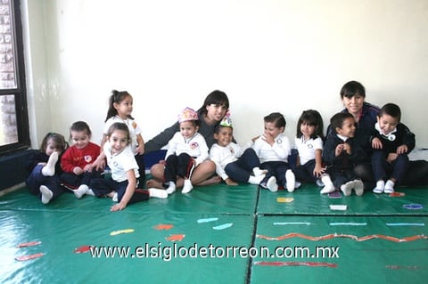17112009 Kathia Arreola Flores, con sus compañeros.