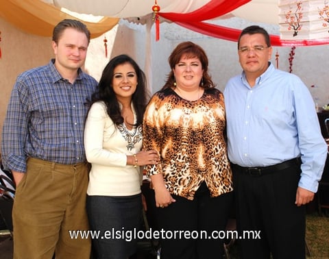 18112009 Alexander y Lucy Ivannikov, acompañados por Juanita y Francisco Covarrubias, hermana y cuñado de la festejada, quienes organizaron el ameno desayuno.