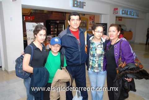 17112009 Texas. Maripili Romo, Boby, Manuel, Pilar y  Pili Romo, viajan de regreso a casa.