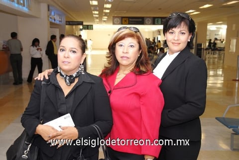 17112009 París. Laura García, Celina Villa y Diana Torres, por cuestión de negocios.
