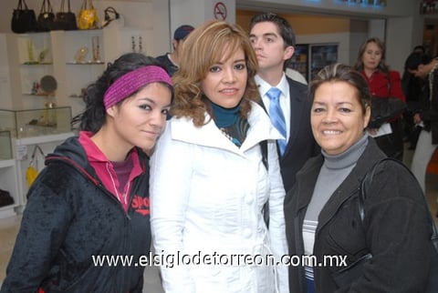 18112009 México. Sindy Villalobos fue despedida por Juana Luz y Karina Villalobos.