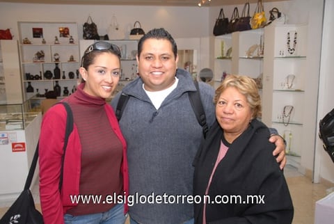 18112009 Distrito Federal. José Manuel Fernández fue despedido por María Arcelia Vega y Karla Vela.