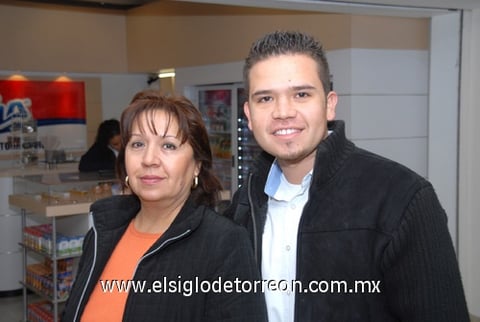 18112009 México. Silvia Mayela Gallegos despidió a su hijo Miguel Ángel Rodríguez, quien viajó por motivos laborales.