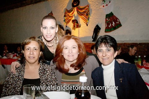 15112009 Grupo. Ex alumnos del colegio Primo Verdad, en la apertura de su año jubilar de la celebración por los 100 años  de la institución.