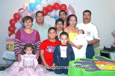 19112009 Sayana Estefanía Carrillo Quintero rodeada de sus seres queridos en su fiesta de cumpleaños.