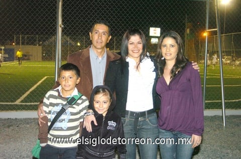 19112009 Familia. Juan Manuel, Manuelito, Bárbara y Hortensia Aguilar, así como Paola López.