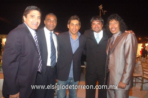 13112009 José Guadalupe Rubio, Dolmo Flores, Jorge Campos y Pedro Muñoz se tomaron la foto del recuerdo junto a René Higuita.