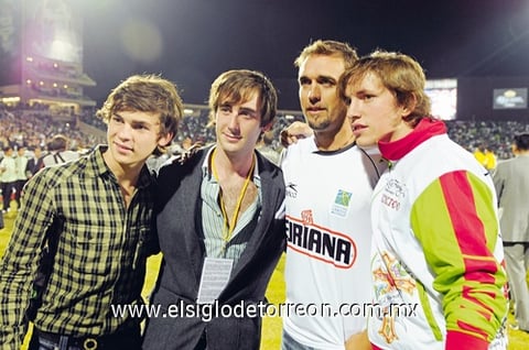 13112009 Gabriel Omar Batistuta, ex seleccionado de Argentina, en compañía de sus hijos, acudieron a la inauguración.