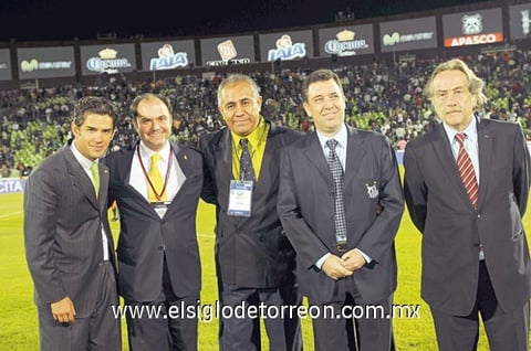 13112009 Alejandro Irarragorri, Carlos Fernández y Decio de María acompañados 
 de directivos del Santos de Brasil.