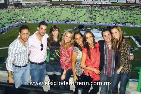 Alejandro Teele,Magda Neyan, LuzmaMartín, ConyMartín, Daniela Teele, PalmyMartín, JoseraMartín y Hugo Anaya, durante el concierto que el cantante puertoriqueño presentó en La Comarca Lagunera, en el marco de los festejos de la inauguración del TSM.
