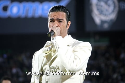 Montero lució con orgullo su traje de charro, al ser ovacionado por el público asistente al TSM.