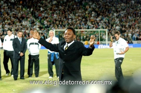 Pelé luciómuy contento en la fiesta inaugural del estadio.