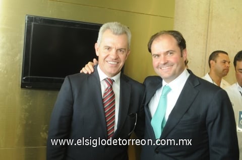 El Director Técnico de la SelecciónMexicana, JavierAguirre y Carlos Fernández.