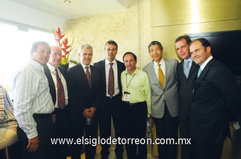 Grupo de personalidades posando para la foto del recuerdo.