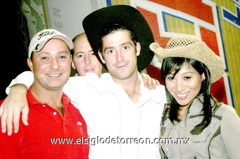 15112009 Asistentes. Jorge Leal de la Garza, Charles Massinon y Vania Massinon.