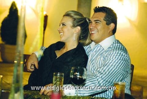 20112009 Ana Laura Treviño rodeada de sus mejores amigas. Ana Laura Treviño acompañada de sus papás y de su hermano.  Ana Laura Treviño y Alejandro Moreno Cárdenas.