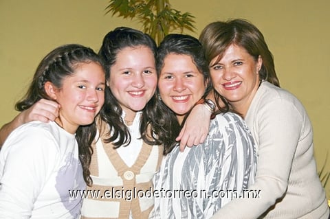 20112009 Amigas. Sammy Lozada junto a sus amigas Victoria Murra, Ana Sofía Huerta, Michelle Martos, Griselda Becerra, Estefanía Rojas, Karime Peña, Ivanna Varela y Mariana Tamaz, y sus hermanas Arantza y Sabrina.  Familia. Sammy con su mamá Edith y sus hermanas Sabrina y Arantza.