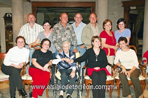 20112009 Doña Irma Franco de Grageda fue homenajeada por su cumpleaños número 81, al cual asistieron sus hijos Guillermo, Cristina, Eduardo, Adolfo, Arturo, La Güera, Alejandra, Elena, Verónica y Cecilia, así como su cuñada Marcela; también estuvieron sus nietos y bisnietos.